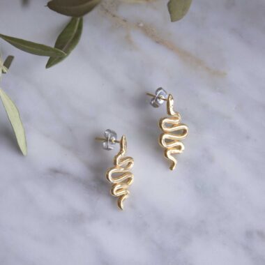 Spiral Serpent stud earrings, handmade brass earrings with symbolic spiral snake design. Unique artisan statement jewelry inspired by mythology and nature, affordable wearable art by Sunny Designs small business. Σκουλαρίκια Spiral Serpent καρφωτά, χειροποίητα σκουλαρίκια από ορείχαλκο με συμβολικό σχέδιο σπείρας φιδιού. Μοναδικά statement κοσμήματα εμπνευσμένα από τη μυθολογία και τη φύση, προσιτά χειροποίητα έργα τέχνης από τη μικρή επιχείρηση Sunny Designs.