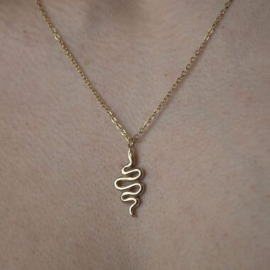 Small snake necklace, handmade serpent pendant in 24k gold plated brass on stainless steel chain, symbolic snake jewelry, boho chic necklace, unique handmade small business accessory by Sunny Designs Κολιέ Small Snake, χειροποίητο μενταγιόν φιδιού από ορείχαλκο επιχρυσωμένο 24 καράτια σε ατσάλινη αλυσίδα, συμβολικό κόσμημα, boho χειροποίητο αξεσουάρ από τη Sunny Designs