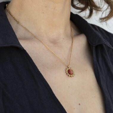 Sun necklace with brown cat’s eye stone, handmade brass pendant plated in 24k gold on a stainless steel chain. Unique celestial-inspired artisan jewelry with shimmering cat’s eye detail, affordable handmade accessory by Sunny Designs small business.Κολιέ Sun με καφέ πέτρα cat’s eye, χειροποίητο μενταγιόν από ορείχαλκο επιχρυσωμένο 24 καράτια σε ατσάλινη αλυσίδα. Μοναδικό κόσμημα εμπνευσμένο από τα ουράνια σύμβολα με λαμπερή λεπτομέρεια cat’s eye, προσιτό χειροποίητο αξεσουάρ από τη μικρή επιχείρηση Sunny Designs.