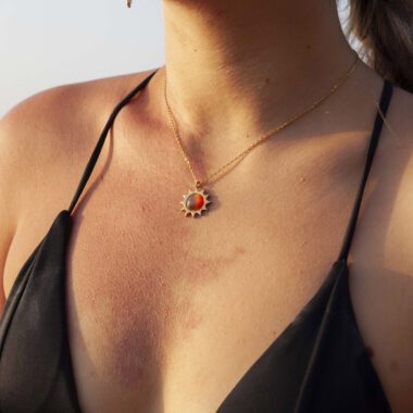 Sun necklace with brown cat’s eye stone, handmade brass pendant plated in 24k gold on a stainless steel chain. Unique celestial-inspired artisan jewelry with shimmering cat’s eye detail, affordable handmade accessory by Sunny Designs small business.Κολιέ Sun με καφέ πέτρα cat’s eye, χειροποίητο μενταγιόν από ορείχαλκο επιχρυσωμένο 24 καράτια σε ατσάλινη αλυσίδα. Μοναδικό κόσμημα εμπνευσμένο από τα ουράνια σύμβολα με λαμπερή λεπτομέρεια cat’s eye, προσιτό χειροποίητο αξεσουάρ από τη μικρή επιχείρηση Sunny Designs.