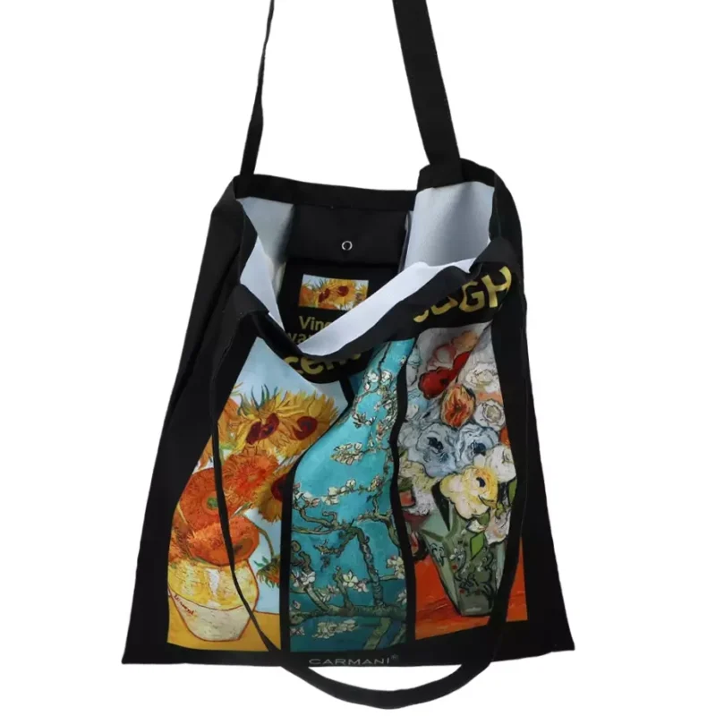 Shoulder bag - V. van Gogh, collage (Carmani), Αναβαθμίστε το στυλ σας με την τσάντα ώμου/τότε της Carmani, εμπνευσμένη από τον Van gogh και παρουσιάζοντας δύο διακριτικά σχέδια σε κάθε πλευρά. Αυτή η τσάντα διαστάσεων 39x44cm, με εσωτερική τσέπη, συνδυάζει αρμονικά τον καλλιτεχνικό πνευματισμό του Βαν γκογκ με την καθημερινή λειτουργικότητα, προσφέροντας ένα μοναδικό και ευέλικτο αξεσουάρ για λάτρεις της τέχνης και όσους ακολουθούν τις τελευταίες τάσεις."