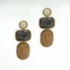 "Διακριτικά και κομψά σκουλαρίκια με τριπλή απόχρωση σε μπεζ, μαύρο και καφέ, συνοδευόμενα από πέτρες ρητίνης. triplet earrings, σκουλαρίκια χειροποιητα, ορειχαλκος