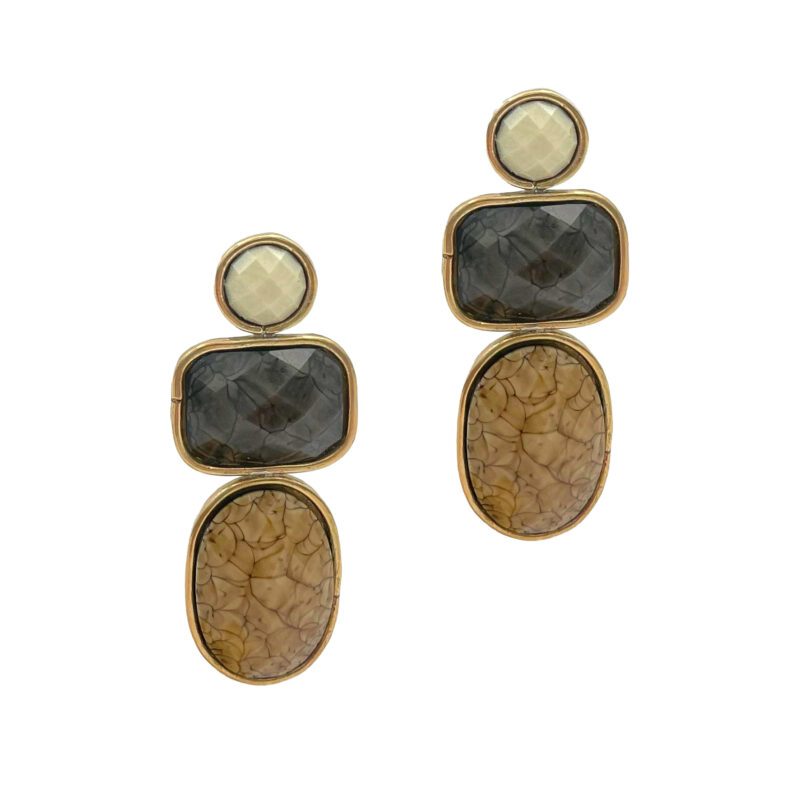 "Διακριτικά και κομψά σκουλαρίκια με τριπλή απόχρωση σε μπεζ, μαύρο και καφέ, συνοδευόμενα από πέτρες ρητίνης. triplet earrings, σκουλαρίκια χειροποιητα, ορειχαλκος