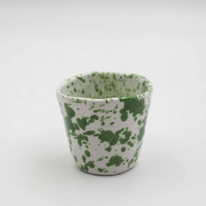 Handmade ceramic cup featuring vibrant and colorful dots, adding a playful and artistic touch to the design. Χειροποίητο κεραμικό φλιτζάνι με ζωηρά και πολύχρωμα σημεία, προσθέτοντας μια παιχνιδιάρικη και καλλιτεχνική πινελιά στον σχεδιασμό.