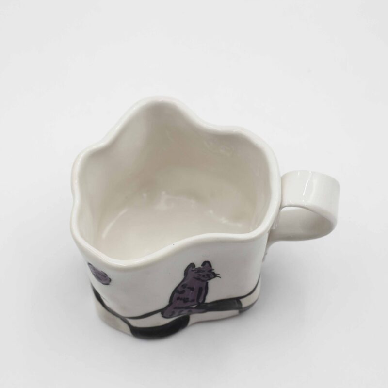 Handmade surreal ceramic mug featuring a chess floor pattern and whimsical purple cats, creating a playful and imaginative design. Χειροποίητο σουρεαλιστική κεραμική κούπα με σχέδιο σκακιέρας και παιχνιδιάρικες μωβ γάτες, δημιουργώντας ένα παιχνιδιάρικο και φανταστικό σχέδιο.