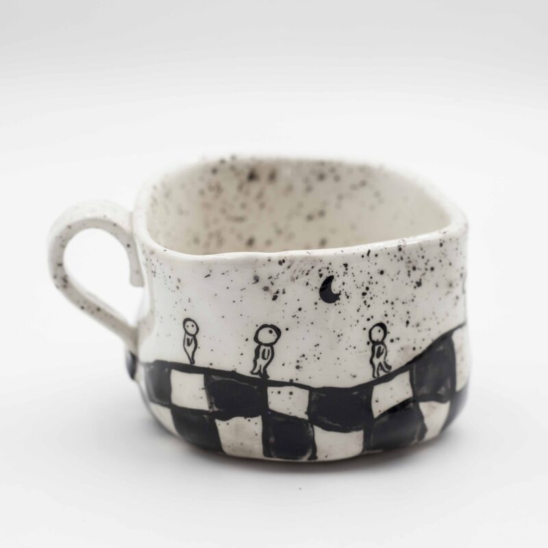 Handcrafted surreal ceramic mug featuring a chess floor pattern and whimsical Kodama spirits, blending fantasy with artistic design. Χειροποίητη ρεαλιστική κεραμική κούπα με σχέδιο σκακιέρας και παιχνιδιάρικα πνεύματα Kodama, συνδυάζοντας φαντασία και καλλιτεχνικό σχεδιασμό.