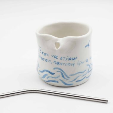 Handcrafted ceramic mug with a straw hole and a beautiful poem, offering a unique blend of artistry and functionality. Χειροποίητο κεραμικό κύπελλο με τρύπα για καλαμάκι και ένα όμορφο ποίημα, προσφέροντας ένα μοναδικό συνδυασμό τέχνης και λειτουργικότητας.