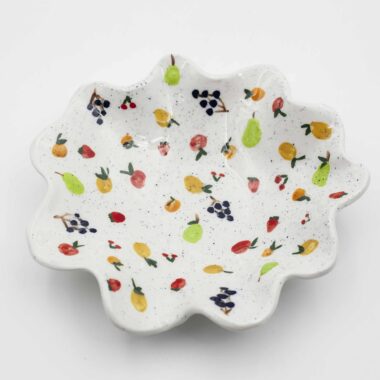 Hand-drawn handmade bowl featuring vibrant fruits, showcasing artistic detail and a splash of color. Χειροποίητο μπολ με ζωγραφισμένα φρούτα, παρουσιάζοντας καλλιτεχνική λεπτομέρεια και ένα ξεχωριστό χρωματικό στοιχείο.