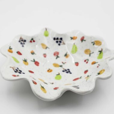 Hand-drawn handmade bowl featuring vibrant fruits, showcasing artistic detail and a splash of color. Χειροποίητο μπολ με ζωγραφισμένα φρούτα, παρουσιάζοντας καλλιτεχνική λεπτομέρεια και ένα ξεχωριστό χρωματικό στοιχείο.