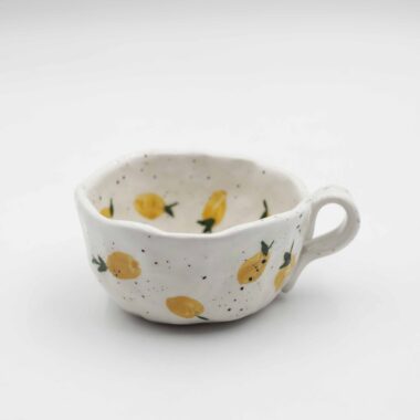 Hand-drawn handmade mug featuring vibrant lemons, adding a pop of citrusy charm to your morning routine. Χειροποίητο κύπελλο με ζωγραφισμένα λεμόνια, προσθέτοντας μια νότα κίτρινης γοητείας στην καθημερινή σας ρουτίνα.
