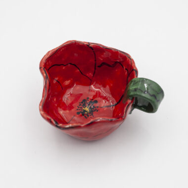 Μια χειροποίητη κούπα παπαρούνα. A handmade mug adorned with poppy flowers.