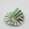 Ένα χειροποίητο κεραμικό φλιτζάνι με πιατάκι και πράσινες μινιμαλιστικές γραμμές. A handmade ceramic cup with saucer adorned with green minimalistic lines.