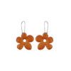 Handcrafted polymer orange flower earring with glitter accents, perfect for adding a touch of sparkle to any outfit. Χειροποίητο σκουλαρίκι από πολυμερές σε σχήμα πορτοκαλί λουλουδιού με γκλίτερ, ιδανικό για να προσθέσετε μια λάμψη σε κάθε εμφάνιση.