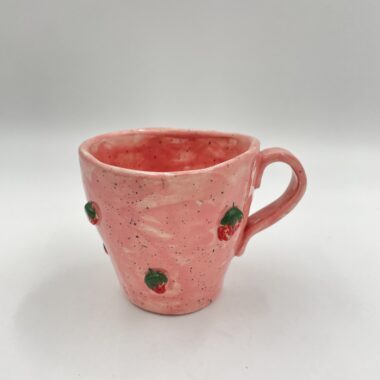 Handmade ceramic mug featuring 3D strawberries, perfect for enjoying your favorite beverage. This unique mug showcases exquisite craftsmanship and a charming, fruity design, making it an ideal gift for strawberry enthusiasts and collectors. Χειροποίητη κεραμική κούπα με 3D φράουλες, ιδανική για να απολαμβάνετε το αγαπημένο σας ρόφημα. Αυτή η μοναδική κούπα αναδεικνύει εξαιρετική χειροτεχνία και ένα γοητευτικό, φρουτώδες σχέδιο, κάνοντάς την ιδανικό δώρο για τους λάτρεις των φραουλών και συλλέκτες.