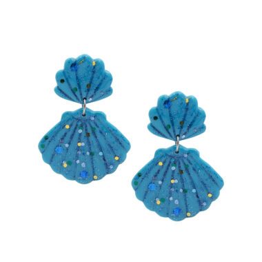Stylish polymer clay shell earrings with sparkling glitter in purple and blue, perfect for adding a touch of glamour to any outfit. These handcrafted earrings are lightweight and hypoallergenic, making them ideal for sensitive ears. Enhance your look with these unique and vibrant shell earrings, perfect for any occasion. Μοντέρνα σκουλαρίκια από πολυμερικό πηλό με κοχύλια και λαμπερό γκλίτερ σε μοβ και μπλε χρώμα, ιδανικά για να προσθέσετε μια πινελιά γοητείας σε κάθε ντύσιμο. Αυτά τα χειροποίητα σκουλαρίκια είναι ελαφριά και υποαλλεργικά, κατάλληλα για ευαίσθητα αυτιά. Αναβαθμίστε την εμφάνισή σας με αυτά τα μοναδικά και ζωηρά σκουλαρίκια με κοχύλια, κατάλληλα για κάθε περίσταση.