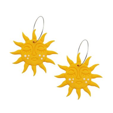 Handcrafted polymer clay earrings featuring a yellow sun design, perfect for adding a touch of whimsy and color to any outfit. These unique earrings are lightweight and hypoallergenic, ideal for sensitive ears. Great for gifting or personal use, these pink sun earrings are a trendy accessory for any occasion. Χειροποίητα σκουλαρίκια από πολυμερικό πηλό με σχέδιο κίτρινο ήλιου, ιδανικά για να προσθέσετε μια πινελιά φαντασίας και χρώματος σε κάθε ντύσιμο. Αυτά τα μοναδικά σκουλαρίκια είναι ελαφριά και υποαλλεργικά, ιδανικά για ευαίσθητα αυτιά. Κατάλληλα για δώρο ή προσωπική χρήση, αυτά τα σκουλαρίκια με ροζ ήλιο είναι ένα μοντέρνο αξεσουάρ για κάθε περίσταση.