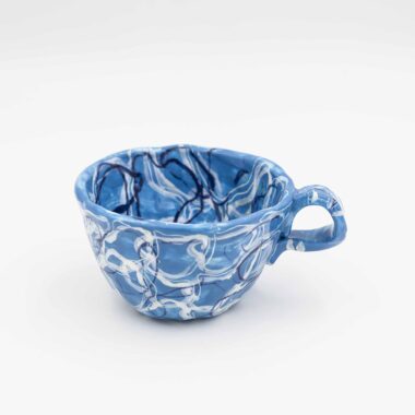 Handmade ceramic mug featuring a painted water design, perfect for nature lovers and art enthusiasts. This unique, artisanal mug showcases the fluid beauty of water with intricate details and calming colors. Ideal for enjoying your favorite beverage, it adds a touch of artistic elegance to your home or office. Χειροποίητη κεραμική κούπα με ζωγραφισμένο σχέδιο νερού, ιδανική για τους λάτρεις της φύσης και της τέχνης. Αυτή η μοναδική, καλλιτεχνική κούπα αποτυπώνει τη ρευστή ομορφιά του νερού με περίτεχνες λεπτομέρειες και χαλαρωτικά χρώματα. Ιδανική για να απολαμβάνετε το αγαπημένο σας ρόφημα, προσθέτει μια πινελιά καλλιτεχνικής κομψότητας στο σπίτι ή το γραφείο σας.