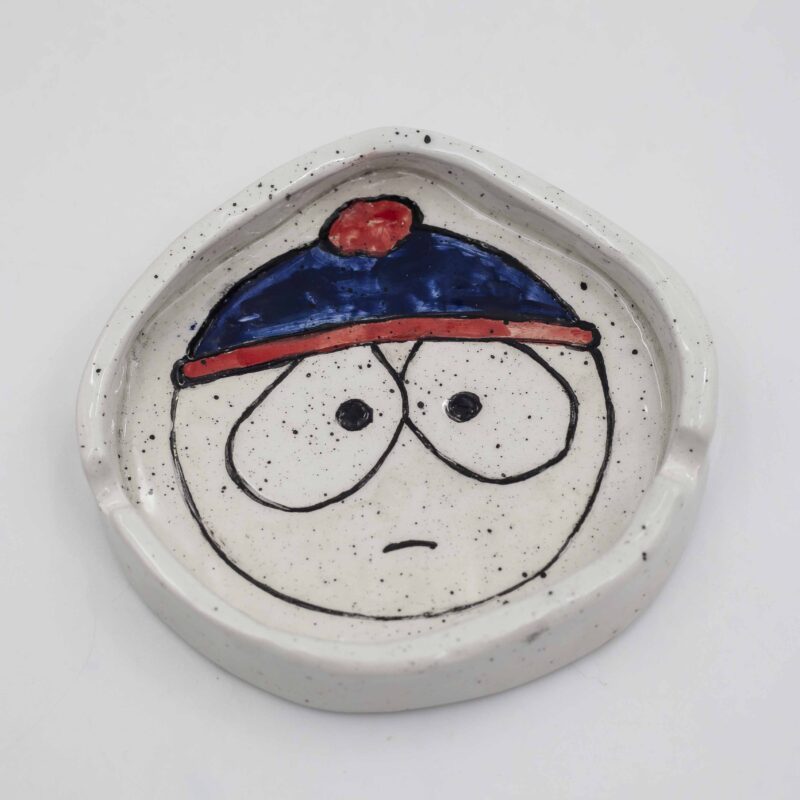 Handmade ceramic ashtray featuring iconic South Park characters, perfect for fans of the show and collectors of unique items. This artisanal ashtray showcases detailed and colorful depictions of beloved characters from South Park, adding a touch of fun and fandom to any space. Ideal for both practical use and decorative display. Χειροποίητο κεραμικό τασάκι με χαρακτήρες από το South Park, ιδανικό για τους θαυμαστές της σειράς και συλλέκτες μοναδικών αντικειμένων. Αυτό το καλλιτεχνικό τασάκι διαθέτει λεπτομερείς και πολύχρωμες απεικονίσεις αγαπημένων χαρακτήρων από το South Park, προσθέτοντας μια πινελιά διασκέδασης και φαντασίας σε κάθε χώρο. Ιδανικό τόσο για πρακτική χρήση όσο και για διακοσμητική προβολή.