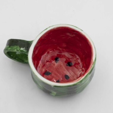 Handmade ceramic watermelon mug, perfect for adding a refreshing touch to your drinkware collection. This artisanal mug features a vibrant watermelon design with intricate details, ideal for enjoying your favorite beverages. Unique and colorful, this watermelon-themed mug is a delightful addition to any kitchen or dining space.Χειροποίητη κεραμική κούπα με σχέδιο καρπουζιού, ιδανική για να προσθέσετε μια δροσερή πινελιά στη συλλογή σας από σκεύη. Αυτή η καλλιτεχνική κούπα διαθέτει ζωντανό σχέδιο καρπουζιού με περίτεχνες λεπτομέρειες, ιδανική για να απολαμβάνετε τα αγαπημένα σας ροφήματα. Μοναδική και πολύχρωμη, αυτή η κούπα με θέμα το καρπούζι είναι μια υπέροχη προσθήκη σε κάθε κουζίνα ή τραπεζαρία.