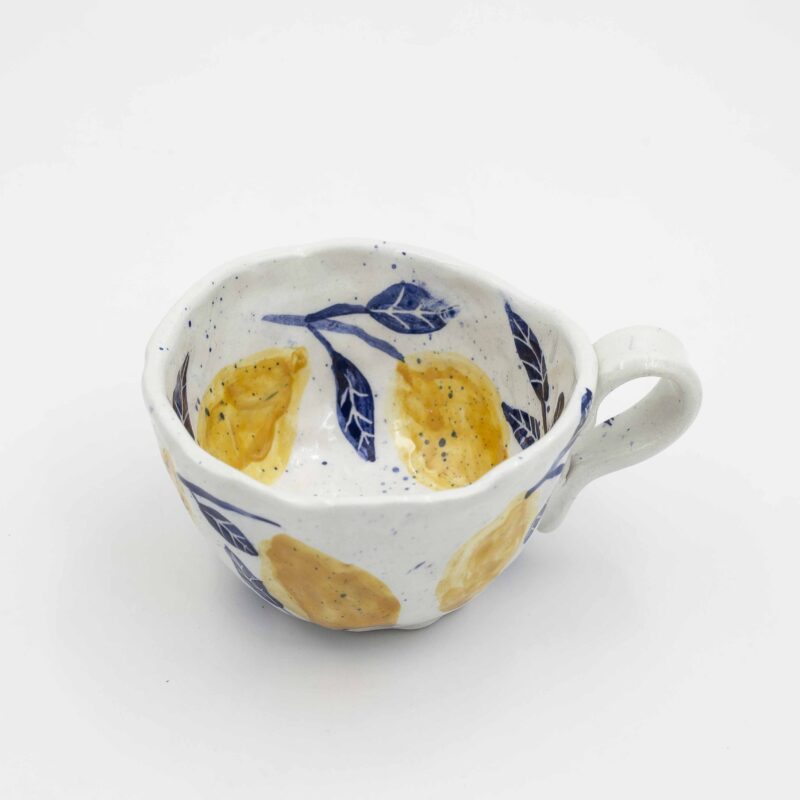 Handmade ceramic mug with lemons, perfect for adding a refreshing touch to your drinkware collection. This artisanal mug is ideal for enjoying your favorite beverages. Unique and colorful, this lemon mug is a delightful addition to any kitchen or dining space. Χειροποίητη κεραμική κούπα με λεμόνια, ιδανική για να προσθέσετε μια δροσερή πινελιά στη συλλογή σας από σκεύη. Αυτή η καλλιτεχνική κούπα διαθέτει λεμόνια με περίτεχνες λεπτομέρειες, ιδανική για να απολαμβάνετε τα αγαπημένα σας ροφήματα. Μοναδική και πολύχρωμη είναι μια υπέροχη προσθήκη σε κάθε κουζίνα ή τραπεζαρία.