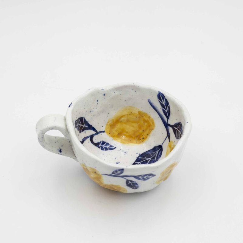 Handmade ceramic mug with lemons, perfect for adding a refreshing touch to your drinkware collection. This artisanal mug is ideal for enjoying your favorite beverages. Unique and colorful, this lemon mug is a delightful addition to any kitchen or dining space. Χειροποίητη κεραμική κούπα με λεμόνια, ιδανική για να προσθέσετε μια δροσερή πινελιά στη συλλογή σας από σκεύη. Αυτή η καλλιτεχνική κούπα διαθέτει λεμόνια με περίτεχνες λεπτομέρειες, ιδανική για να απολαμβάνετε τα αγαπημένα σας ροφήματα. Μοναδική και πολύχρωμη είναι μια υπέροχη προσθήκη σε κάθε κουζίνα ή τραπεζαρία.