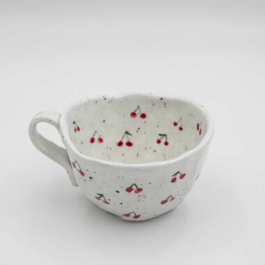 Handmade ceramic mug with Cherries, perfect for adding a refreshing touch to your drinkware collection. This artisanal mug is ideal for enjoying your favorite beverages. Unique and colorful, this cherry mug is a delightful addition to any kitchen or dining space. Χειροποίητη κεραμική κούπα με κεράσια, ιδανική για να προσθέσετε μια δροσερή πινελιά στη συλλογή σας από σκεύη. Αυτή η καλλιτεχνική κούπα διαθέτει κεράσια με περίτεχνες λεπτομέρειες, ιδανική για να απολαμβάνετε τα αγαπημένα σας ροφήματα. Μοναδική και πολύχρωμη είναι μια υπέροχη προσθήκη σε κάθε κουζίνα ή τραπεζαρία.