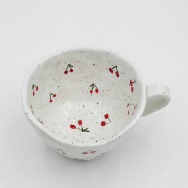 Handmade ceramic mug with Cherries, perfect for adding a refreshing touch to your drinkware collection. This artisanal mug is ideal for enjoying your favorite beverages. Unique and colorful, this cherry mug is a delightful addition to any kitchen or dining space. Χειροποίητη κεραμική κούπα με κεράσια, ιδανική για να προσθέσετε μια δροσερή πινελιά στη συλλογή σας από σκεύη. Αυτή η καλλιτεχνική κούπα διαθέτει κεράσια με περίτεχνες λεπτομέρειες, ιδανική για να απολαμβάνετε τα αγαπημένα σας ροφήματα. Μοναδική και πολύχρωμη είναι μια υπέροχη προσθήκη σε κάθε κουζίνα ή τραπεζαρία.