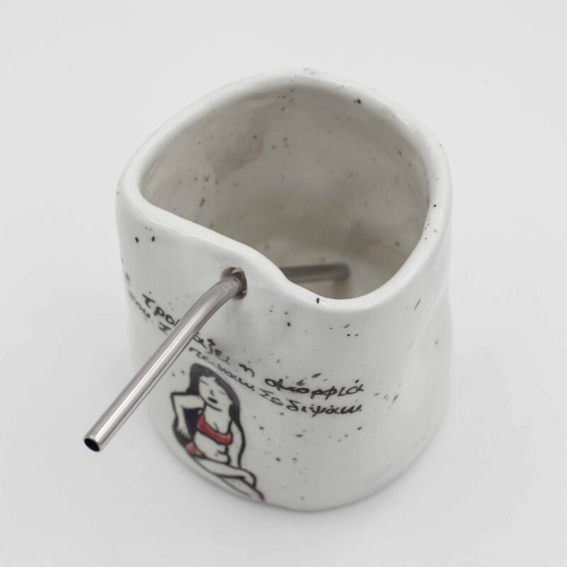 Handmade ceramic mug with a hole for a straw and an inscribed poem, perfect for adding a touch of elegance and inspiration to your drinkware collection. This unique, artisanal mug features a beautifully crafted design with a thoughtful poem, ideal for enjoying beverages in a creative and meaningful way. The convenient straw hole makes it perfect for cold drinks, combining functionality with artistic charm. Χειροποίητη κεραμική κούπα με τρύπα για καλαμάκι και χαραγμένο ποίημα, ιδανική για να προσθέσετε μια πινελιά κομψότητας και έμπνευσης στη συλλογή σας από σκεύη. Αυτή η μοναδική, καλλιτεχνική κούπα διαθέτει ένα όμορφα σχεδιασμένο μοτίβο με ένα στοχαστικό ποίημα, ιδανική για να απολαμβάνετε ροφήματα με δημιουργικό και ουσιαστικό τρόπο. Η πρακτική τρύπα για καλαμάκι την καθιστά ιδανική για κρύα ροφήματα, συνδυάζοντας λειτουργικότητα με καλλιτεχνική γοητεία.