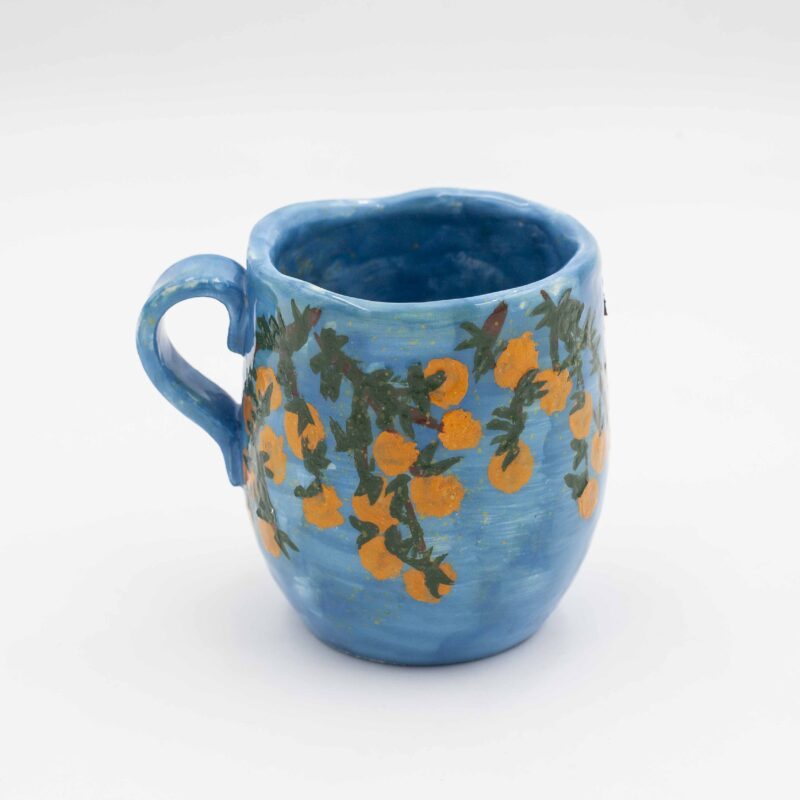 Bright and cheerful mug featuring a striking contrast of juicy oranges against a vibrant blue background. A refreshing addition to your kitchenware collection. (keywords: mug, blue background, oranges, orange mug, kitchenware) Λαμπερό και χαρούμενο φλιτζάνι με έντονη αντίθεση από ζουμερά πορτοκάλια σε φόντο ζωηρού μπλε χρώματος. Μια αναζωογονητική προσθήκη στη συλλογή σας από είδη κουζίνας. (keywords: φλιτζάνι, μπλε φόντο, πορτοκάλια, πορτοκαλί φλιτζάνι, είδη κουζίνας)