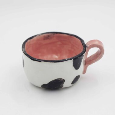Moo-velous mug hand-painted to resemble a playful cow! Perfect for farm animal lovers and anyone who enjoys a touch of whimsy with their morning coffee. (keywords: mug, cow design, hand-painted mug, farm animal mug, coffee mug) Μου-χαλικό φλιτζάνι ζωγραφισμένο στο χέρι για να μοιάζει με μια παιχνιδιάρικη αγελάδα! Ιδανικό για λάτρεις των ζώων της φάρμας και όποιον απολαμβάνει μια πινελιά φαντασίας με τον πρωινό του καφέ. (keywords: φλιτζάνι, σχέδιο αγελάδας, ζωγραφισμένο στο χέρι φλιτζάνι, φλιτζάνι ζώων φάρμας, φλιτζάνι καφέ)