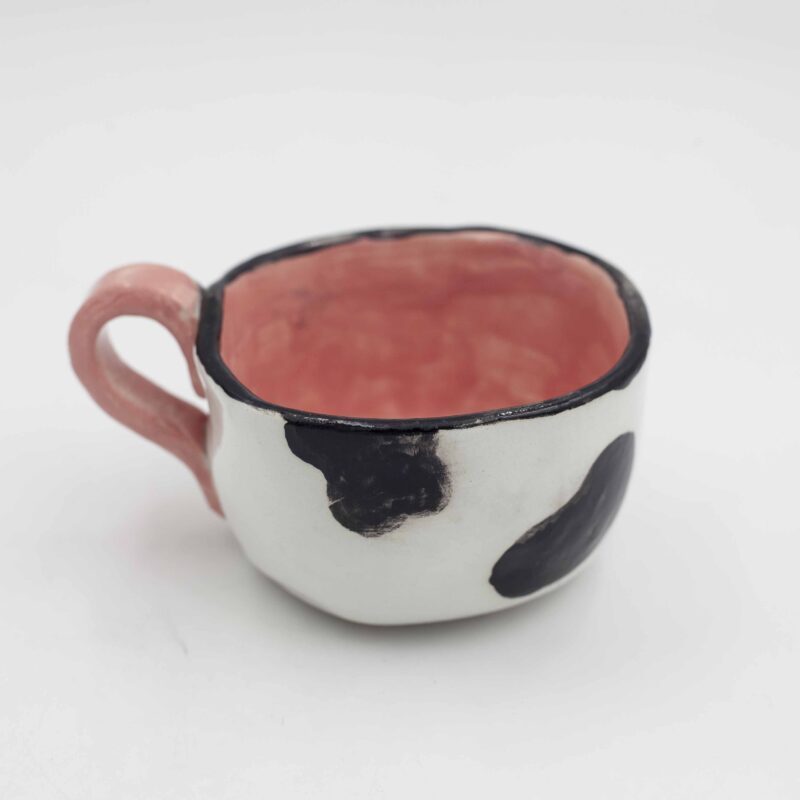 Moo-velous mug hand-painted to resemble a playful cow! Perfect for farm animal lovers and anyone who enjoys a touch of whimsy with their morning coffee. (keywords: mug, cow design, hand-painted mug, farm animal mug, coffee mug) Μου-χαλικό φλιτζάνι ζωγραφισμένο στο χέρι για να μοιάζει με μια παιχνιδιάρικη αγελάδα! Ιδανικό για λάτρεις των ζώων της φάρμας και όποιον απολαμβάνει μια πινελιά φαντασίας με τον πρωινό του καφέ. (keywords: φλιτζάνι, σχέδιο αγελάδας, ζωγραφισμένο στο χέρι φλιτζάνι, φλιτζάνι ζώων φάρμας, φλιτζάνι καφέ)