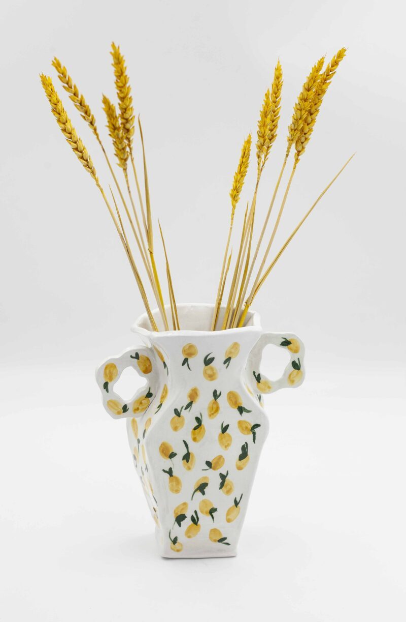 unshine in a vase! This handcrafted ceramic piece features a vibrant lemon design, perfect for brightening up any room. (keywords: vase, ceramic vase, handmade vase, lemon design, citrus décor) Ήλιος σε βάζο! Αυτό το χειροποίητο κεραμικό κομμάτι διαθέτει ένα ζωηρό σχέδιο λεμονιού, ιδανικό για να φωτίσει κάθε δωμάτιο. (keywords: βάζο, κεραμικό βάζο, χειροποίητο βάζο, σχέδιο λεμονιού, διακόσμηση εσπεριδοειδών)