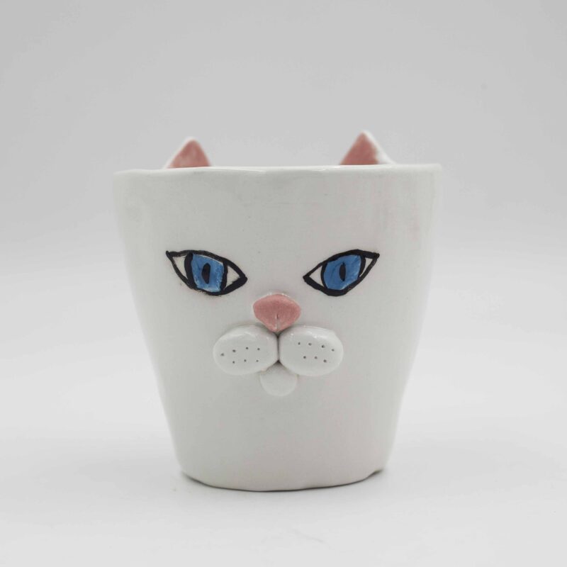 Meow-gical mug! This handcrafted ceramic cup features a playful sculpted cat snout, perfect for cat lovers and anyone who enjoys a touch of whimsy with their morning coffee. (keywords: mug, cat mug, ceramic mug, handmade mug, sculpted cat, coffee mug) Μαγικό φλιτζάνι! Αυτό το χειροποίητο κεραμικό φλιτζάνι διαθέτει μια παιχνιδιάρικη, γλυπτή γάτα, ιδανικό για τους λάτρεις των γατών και όποιον απολαμβάνει μια πινελιά φαντασίας με τον πρωινό του καφέ. (keywords: φλιτζάνι, φλιτζάνι γάτας, κεραμικό φλιτζάνι, χειροποίητο φλιτζάνι, γλυπτή γάτα, φλιτζάνι καφέ κούπα)