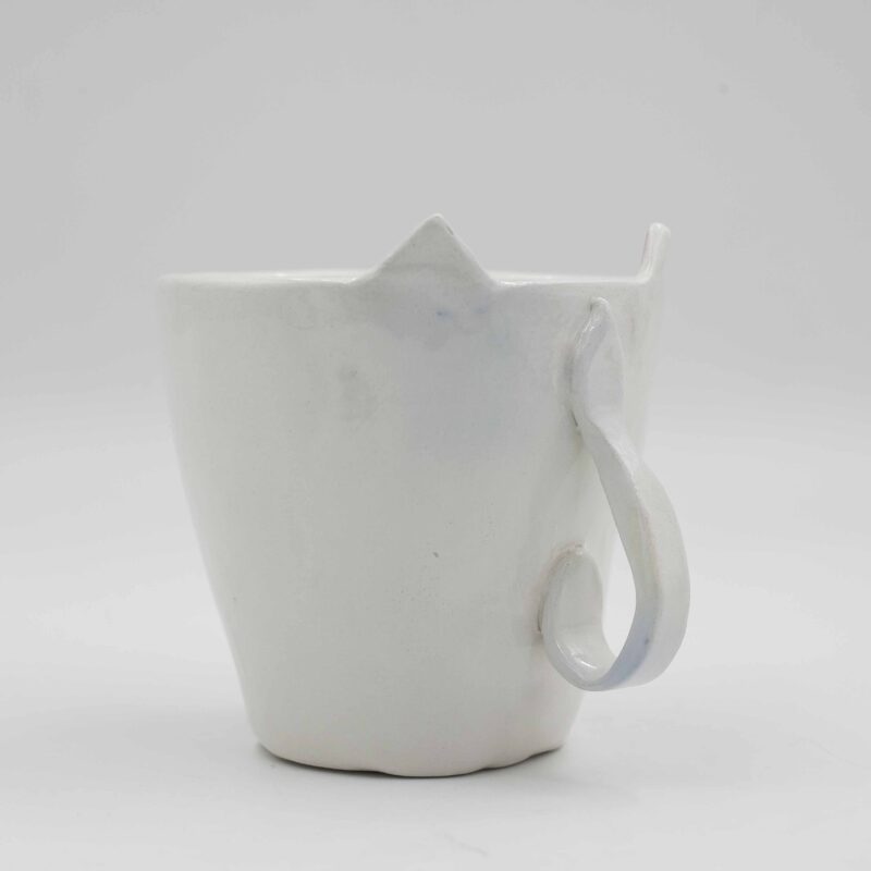 Meow-gical mug! This handcrafted ceramic cup features a playful sculpted cat snout, perfect for cat lovers and anyone who enjoys a touch of whimsy with their morning coffee. (keywords: mug, cat mug, ceramic mug, handmade mug, sculpted cat, coffee mug) Μαγικό φλιτζάνι! Αυτό το χειροποίητο κεραμικό φλιτζάνι διαθέτει μια παιχνιδιάρικη, γλυπτή γάτα, ιδανικό για τους λάτρεις των γατών και όποιον απολαμβάνει μια πινελιά φαντασίας με τον πρωινό του καφέ. (keywords: φλιτζάνι, φλιτζάνι γάτας, κεραμικό φλιτζάνι, χειροποίητο φλιτζάνι, γλυπτή γάτα, φλιτζάνι καφέ κούπα)