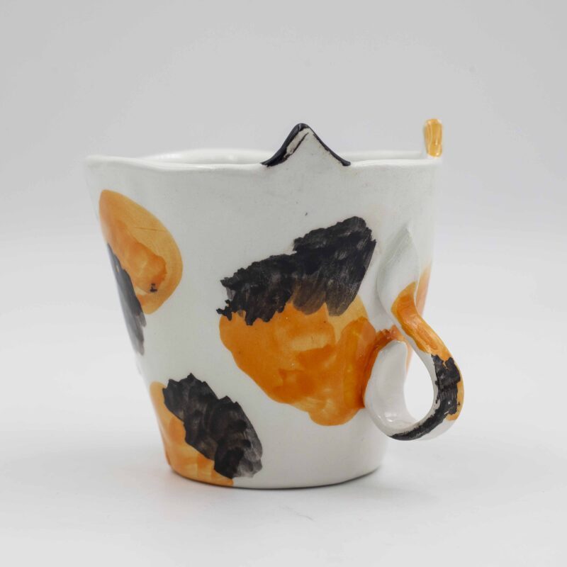 Meow-gical mug! This handcrafted ceramic cup features a playful sculpted cat snout, perfect for cat lovers and anyone who enjoys a touch of whimsy with their morning coffee. (keywords: mug, cat mug, ceramic mug, handmade mug, sculpted cat, coffee mug) Μαγικό φλιτζάνι! Αυτό το χειροποίητο κεραμικό φλιτζάνι διαθέτει μια παιχνιδιάρικη, γλυπτή γάτα, ιδανικό για τους λάτρεις των γατών και όποιον απολαμβάνει μια πινελιά φαντασίας με τον πρωινό του καφέ. (keywords: φλιτζάνι, φλιτζάνι γάτας, κεραμικό φλιτζάνι, χειροποίητο φλιτζάνι, γλυπτή γάτα, φλιτζάνι καφέ κούπα)