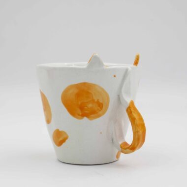Meow-gical mug! This handcrafted ceramic cup features a playful sculpted cat snout, perfect for cat lovers and anyone who enjoys a touch of whimsy with their morning coffee. (keywords: mug, cat mug, ceramic mug, handmade mug, sculpted cat, coffee mug) Μαγικό φλιτζάνι! Αυτό το χειροποίητο κεραμικό φλιτζάνι διαθέτει μια παιχνιδιάρικη, γλυπτή γάτα, ιδανικό για τους λάτρεις των γατών και όποιον απολαμβάνει μια πινελιά φαντασίας με τον πρωινό του καφέ. (keywords: φλιτζάνι, φλιτζάνι γάτας, κεραμικό φλιτζάνι, χειροποίητο φλιτζάνι, γλυπτή γάτα, φλιτζάνι καφέ κούπα)