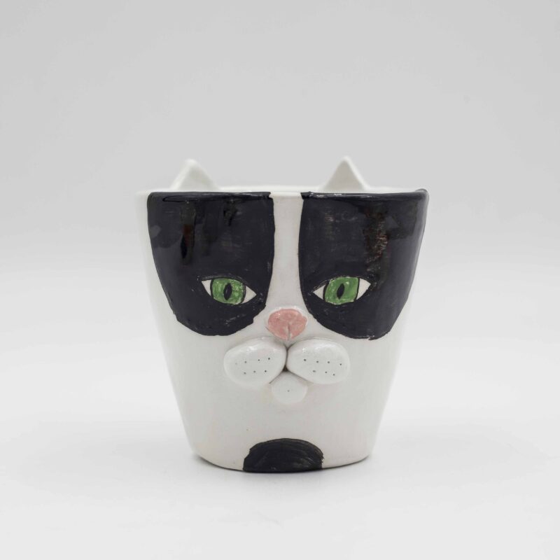 Meow-gical mug! This handcrafted ceramic cup features a playful sculpted cat snout, perfect for cat lovers and anyone who enjoys a touch of whimsy with their morning coffee. (keywords: mug, cat mug, ceramic mug, handmade mug, sculpted cat, coffee mug) Μαγικό φλιτζάνι! Αυτό το χειροποίητο κεραμικό φλιτζάνι διαθέτει μια παιχνιδιάρικη, γλυπτή γάτα, ιδανικό για τους λάτρεις των γατών και όποιον απολαμβάνει μια πινελιά φαντασίας με τον πρωινό του καφέ. (keywords: φλιτζάνι, φλιτζάνι γάτας, κεραμικό φλιτζάνι, χειροποίητο φλιτζάνι, γλυπτή γάτα, φλιτζάνι καφέ κούπα)