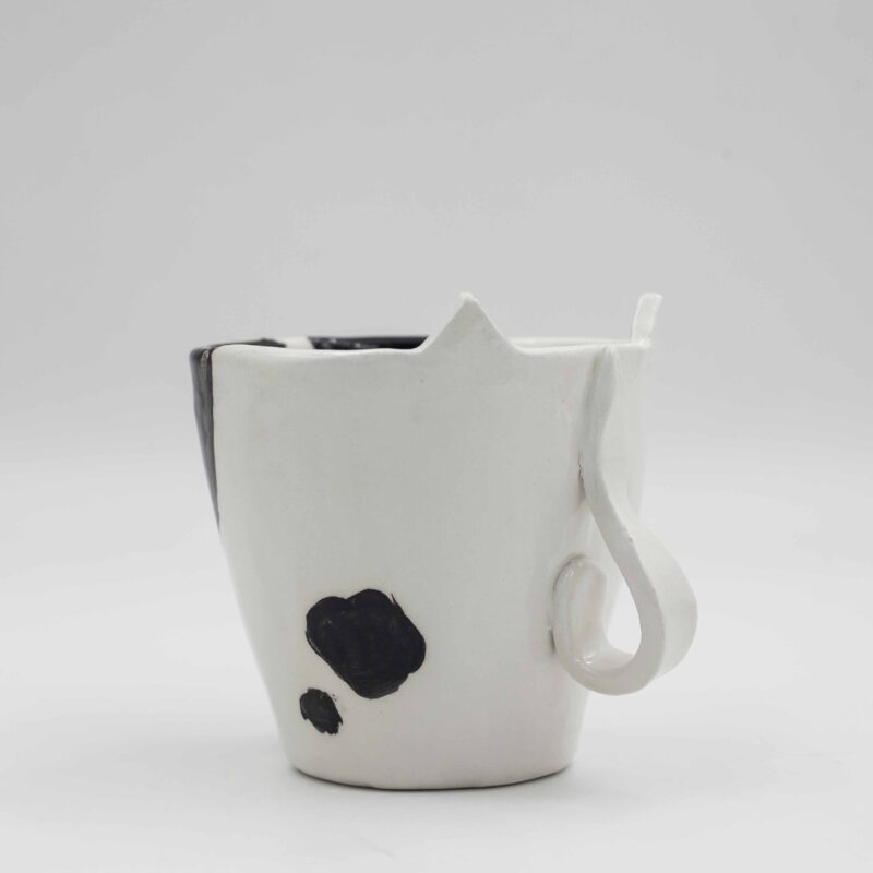 Meow-gical mug! This handcrafted ceramic cup features a playful sculpted cat snout, perfect for cat lovers and anyone who enjoys a touch of whimsy with their morning coffee. (keywords: mug, cat mug, ceramic mug, handmade mug, sculpted cat, coffee mug) Μαγικό φλιτζάνι! Αυτό το χειροποίητο κεραμικό φλιτζάνι διαθέτει μια παιχνιδιάρικη, γλυπτή γάτα, ιδανικό για τους λάτρεις των γατών και όποιον απολαμβάνει μια πινελιά φαντασίας με τον πρωινό του καφέ. (keywords: φλιτζάνι, φλιτζάνι γάτας, κεραμικό φλιτζάνι, χειροποίητο φλιτζάνι, γλυπτή γάτα, φλιτζάνι καφέ κούπα)