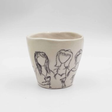 Handmade ceramic mug featuring designs inspired by 'Sex and the City.' This stylish and unique mug is perfect for fans of the iconic series, adding a touch of glamour and sophistication to your drinkware collection. Ideal for enjoying coffee, tea, or any favorite beverage. Χειροποίητη κεραμική κούπα με σχέδια εμπνευσμένα από το 'Sex and the City.' Αυτή η κομψή και μοναδική κούπα είναι ιδανική για τους θαυμαστές της εμβληματικής σειράς, προσθέτοντας μια πινελιά γοητείας και εκλέπτυνσης στη συλλογή σας από ποτήρια. Ιδανική για να απολαύσετε καφέ, τσάι ή οποιοδήποτε αγαπημένο ποτό.