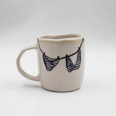 Handmade ceramic mug painted with a pencil, featuring summer-themed designs such as bikinis, shells, wine, and fruits. This vibrant and artistic mug adds a touch of summer fun and relaxation to your drinkware collection, perfect for enjoying your favorite beverages. Χειροποίητη κεραμική κούπα ζωγραφισμένη με μολύβι, με καλοκαιρινά σχέδια όπως μαγιό, κοχύλια, κρασί και φρούτα. Αυτή η ζωντανή και καλλιτεχνική κούπα προσθέτει μια πινελιά καλοκαιρινής διασκέδασης και χαλάρωσης στη συλλογή σας από ποτήρια, ιδανική για να απολαύσετε τα αγαπημένα σας ποτά.