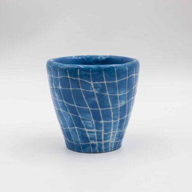 Handmade ceramic mug featuring summer-themed pool tiles. This vibrant and artistic mug adds a touch of summer fun and relaxation to your drinkware collection, perfect for enjoying your favorite beverages. Χειροποίητη κεραμική κούπα ζωγραφισμένη με πλακάκια πισίνας, καλλιτεχνική κούπα προσθέτει μια πινελιά καλοκαιρινής διασκέδασης και χαλάρωσης στη συλλογή σας από ποτήρια, ιδανική για να απολαύσετε τα αγαπημένα σας ποτά.