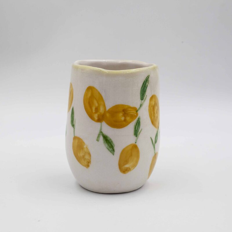 Handmade ceramic mug painted with vibrant lemons, adding a fresh and cheerful touch to your drinkware collection. Perfect for enjoying coffee, tea, or any favorite beverage, this unique and artistic mug brings a taste of summer to your everyday routine. Χειροποίητη κεραμική κούπα ζωγραφισμένη με ζωηρά λεμόνια, προσθέτοντας μια φρέσκια και χαρούμενη πινελιά στη συλλογή σας από ποτήρια. Ιδανική για να απολαύσετε καφέ, τσάι ή οποιοδήποτε αγαπημένο ποτό, αυτή η μοναδική και καλλιτεχνική κούπα φέρνει μια γεύση καλοκαιριού στην καθημερινότητά σας.