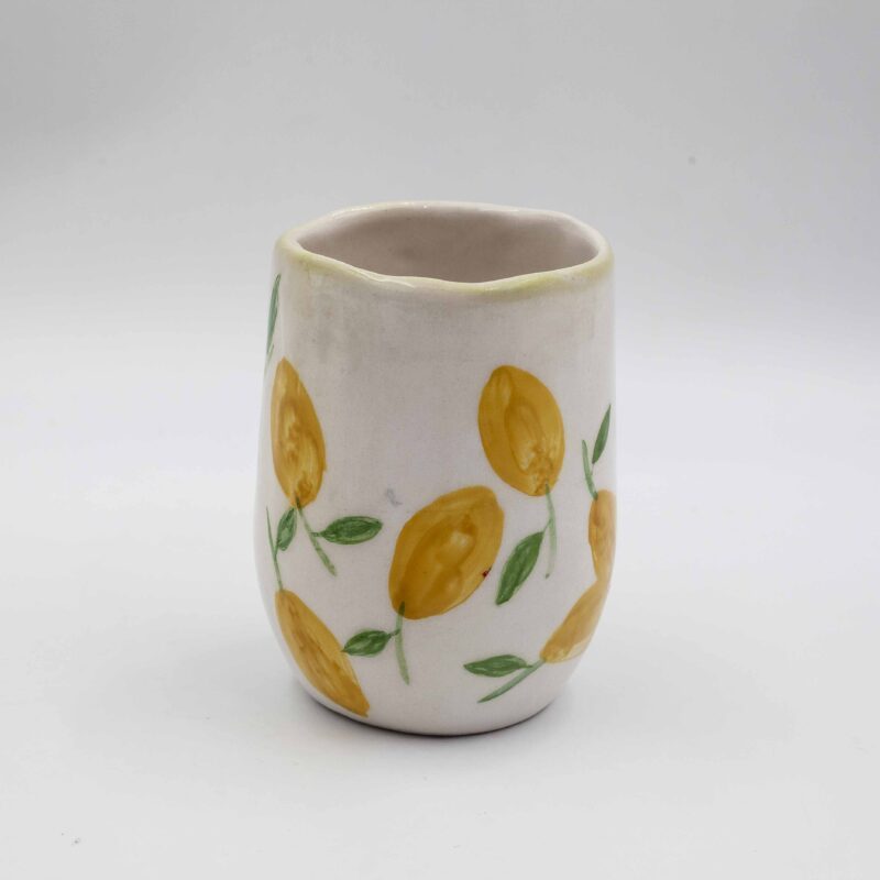 Handmade ceramic mug painted with vibrant lemons, adding a fresh and cheerful touch to your drinkware collection. Perfect for enjoying coffee, tea, or any favorite beverage, this unique and artistic mug brings a taste of summer to your everyday routine. Χειροποίητη κεραμική κούπα ζωγραφισμένη με ζωηρά λεμόνια, προσθέτοντας μια φρέσκια και χαρούμενη πινελιά στη συλλογή σας από ποτήρια. Ιδανική για να απολαύσετε καφέ, τσάι ή οποιοδήποτε αγαπημένο ποτό, αυτή η μοναδική και καλλιτεχνική κούπα φέρνει μια γεύση καλοκαιριού στην καθημερινότητά σας.