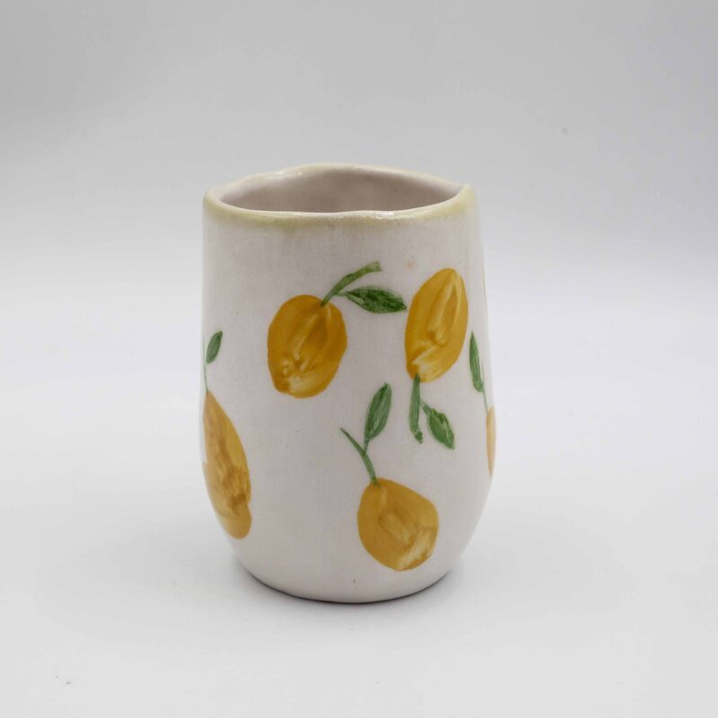 Handmade ceramic mug painted with vibrant lemons, adding a fresh and cheerful touch to your drinkware collection. Perfect for enjoying coffee, tea, or any favorite beverage, this unique and artistic mug brings a taste of summer to your everyday routine. Χειροποίητη κεραμική κούπα ζωγραφισμένη με ζωηρά λεμόνια, προσθέτοντας μια φρέσκια και χαρούμενη πινελιά στη συλλογή σας από ποτήρια. Ιδανική για να απολαύσετε καφέ, τσάι ή οποιοδήποτε αγαπημένο ποτό, αυτή η μοναδική και καλλιτεχνική κούπα φέρνει μια γεύση καλοκαιριού στην καθημερινότητά σας.