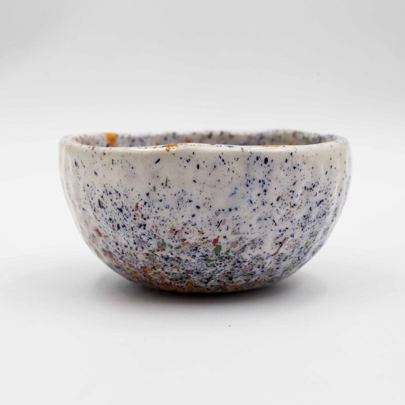 Handmade ceramic bowl featuring Pollock-inspired dots and vibrant summer designs. This unique and artistic bowl adds a splash of color and creativity to your kitchenware collection, perfect for serving salads, fruits, and snacks. Χειροποίητο κεραμικό μπολ με πουά σχέδια εμπνευσμένα από τον Pollock και ζωντανά καλοκαιρινά μοτίβα. Αυτό το μοναδικό και καλλιτεχνικό μπολ προσθέτει μια πινελιά χρώματος και δημιουργικότητας στη συλλογή της κουζίνας σας, ιδανικό για σερβίρισμα σαλατών, φρούτων και σνακ.