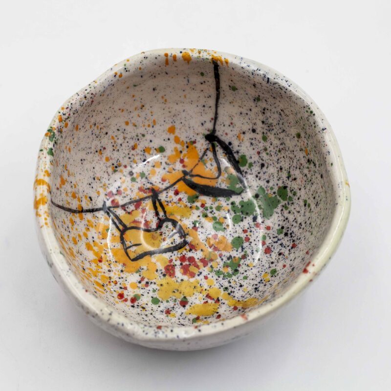 English: "Handmade ceramic bowl featuring Pollock-inspired dots and vibrant summer designs. This unique and artistic bowl adds a splash of color and creativity to your kitchenware collection, perfect for serving salads, fruits, and snacks." Greek: "Χειροποίητο κεραμικό μπολ με πουά σχέδια εμπνευσμένα από τον Pollock και ζωντανά καλοκαιρινά μοτίβα. Αυτό το μοναδικό και καλλιτεχνικό μπολ προσθέτει μια πινελιά χρώματος και δημιουργικότητας στη συλλογή της κουζίνας σας, ιδανικό για σερβίρισμα σαλατών, φρούτων και σνακ.