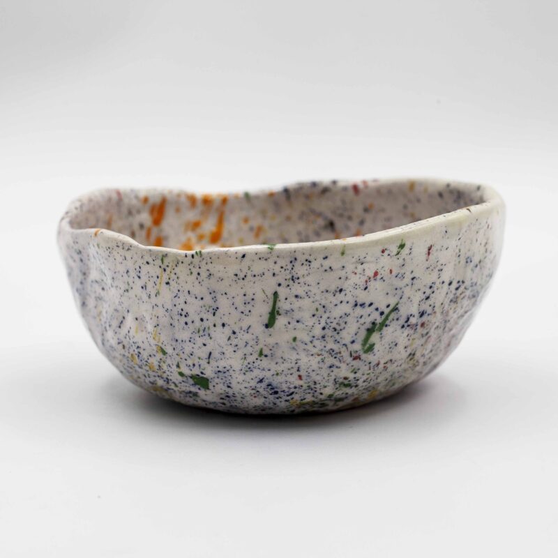 English: "Handmade ceramic bowl featuring Pollock-inspired dots and vibrant summer designs. This unique and artistic bowl adds a splash of color and creativity to your kitchenware collection, perfect for serving salads, fruits, and snacks." Greek: "Χειροποίητο κεραμικό μπολ με πουά σχέδια εμπνευσμένα από τον Pollock και ζωντανά καλοκαιρινά μοτίβα. Αυτό το μοναδικό και καλλιτεχνικό μπολ προσθέτει μια πινελιά χρώματος και δημιουργικότητας στη συλλογή της κουζίνας σας, ιδανικό για σερβίρισμα σαλατών, φρούτων και σνακ.