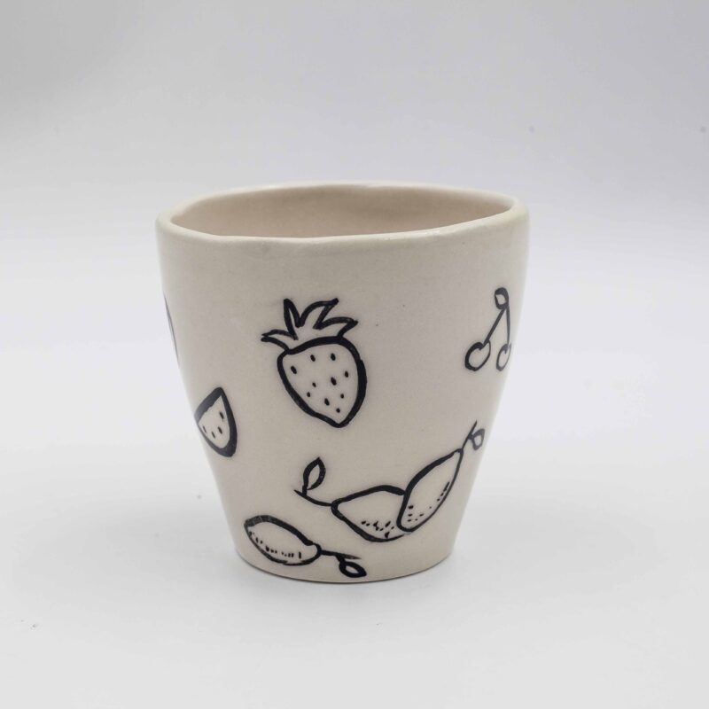 Handmade ceramic mug adorned with vibrant, hand-painted fruits. This unique and colorful mug brings a fresh, artistic touch to your drinkware collection, perfect for enjoying coffee, tea, or any favorite beverage." Greek: "Χειροποίητη κεραμική κούπα διακοσμημένη με ζωηρά, ζωγραφισμένα φρούτα. Αυτή η μοναδική και πολύχρωμη κούπα προσθέτει μια φρέσκια, καλλιτεχνική πινελιά στη συλλογή σας από ποτήρια, ιδανική για να απολαύσετε καφέ, τσάι ή οποιοδήποτε αγαπημένο ποτό.