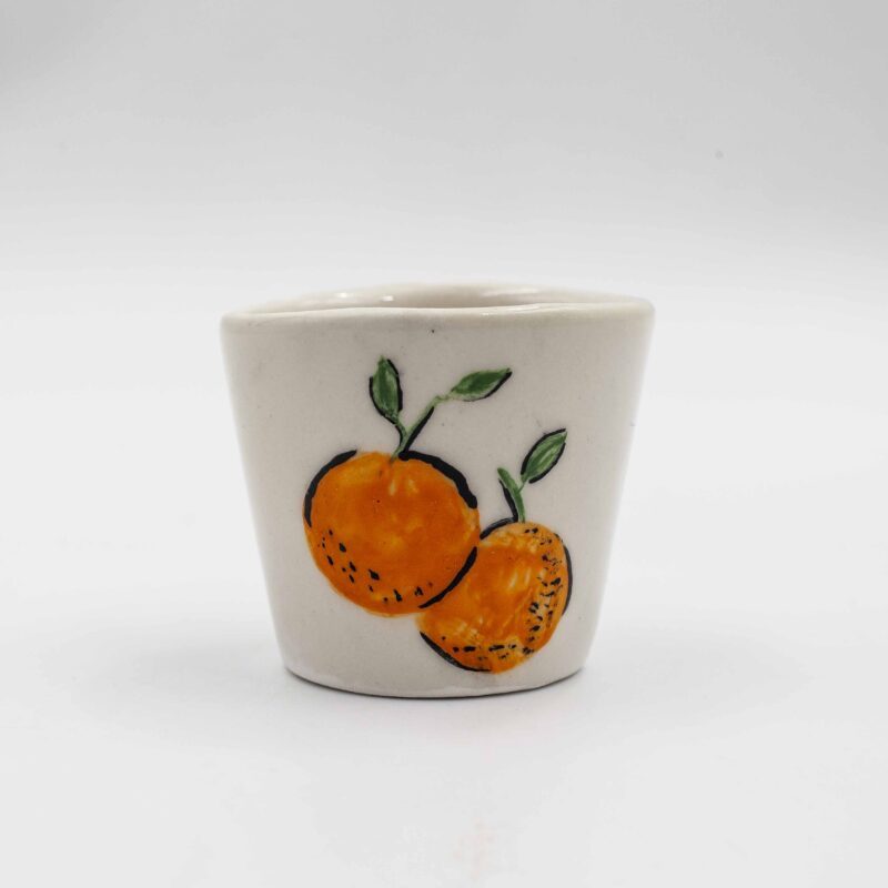 Handmade ceramic mug adorned with vibrant, hand-painted fruits. This unique and colorful mug brings a fresh, artistic touch to your drinkware collection, perfect for enjoying coffee, tea, or any favorite beverage. Χειροποίητη κεραμική κούπα διακοσμημένη με ζωηρά, ζωγραφισμένα φρούτα. Αυτή η μοναδική και πολύχρωμη κούπα προσθέτει μια φρέσκια, καλλιτεχνική πινελιά στη συλλογή σας από ποτήρια, ιδανική για να απολαύσετε καφέ, τσάι ή οποιοδήποτε αγαπημένο ποτό.