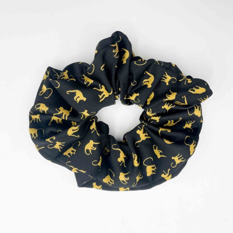 Handmade scrunchies with unique patterns and textures, made by a skilled tailor. These custom scrunchies feature floral prints, polka dots, and solid colors, crafted from high-quality fabrics like soft velvet, breathable cotton, and smooth satin. Perfect for adding a stylish and comfortable touch to any hairstyle or outfit. Ideal for fashion lovers who appreciate handmade accessories. Χειροποίητα scrunchies με μοναδικά σχέδια και υφές, φτιαγμένα από ταλαντούχο ράφτη. Αυτά τα χειροποίητα λαστιχάκια μαλλιών διαθέτουν λουλουδάτα μοτίβα, πουά και μονόχρωμα σχέδια, από υφάσματα υψηλής ποιότητας όπως μαλακό βελούδο, βαμβάκι και σατέν. Ιδανικά για να προσθέσουν στυλ και άνεση σε κάθε χτένισμα ή εμφάνιση. Ιδανική επιλογή για όσους αγαπούν τα χειροποίητα αξεσουάρ μόδας.